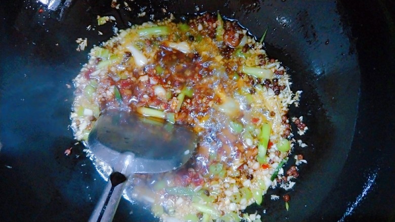蒜苗凉粉,再加2勺<a style='color:red;display:inline-block;' href='/shicai/ 164'>豆瓣</a>，炒一分钟左右