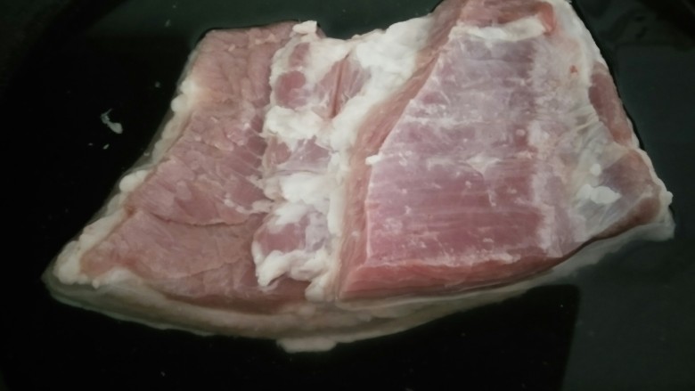 【家乡菜】扣肉,冷水放锅里加生姜,葱