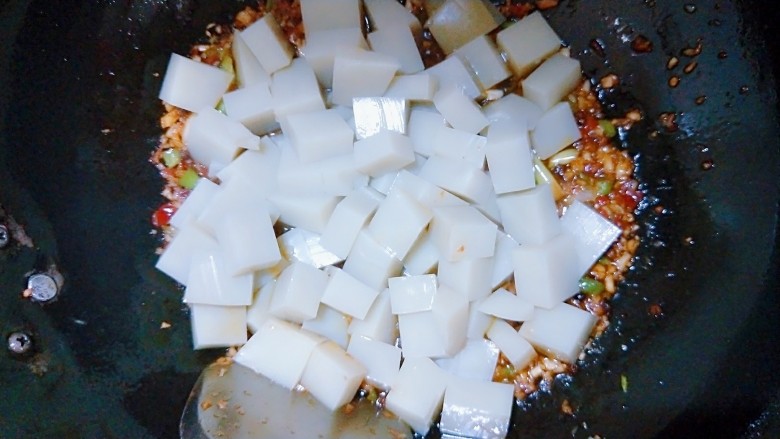 蒜苗凉粉,倒入凉粉