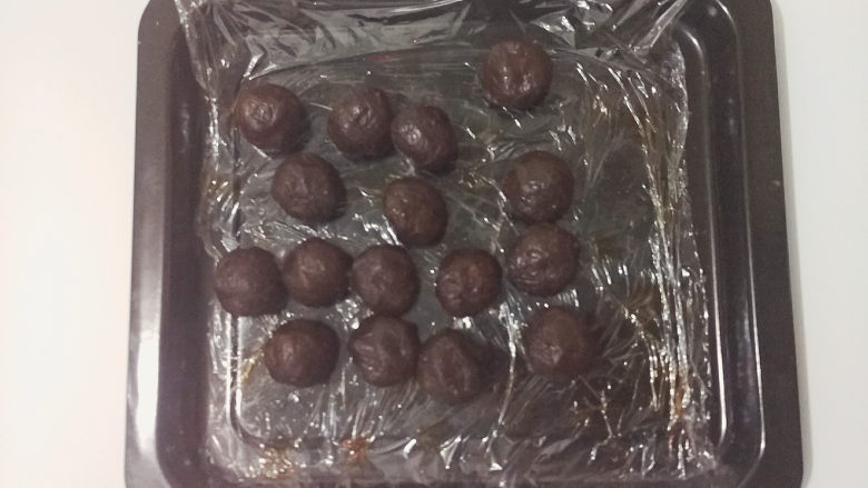 肉松蛋黄冰皮月饼,把豆沙压成圆片放入肉松蛋黄馅包好成圆形,盖上保鲜膜放一边