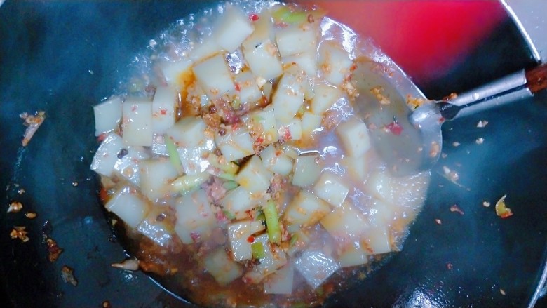 蒜苗凉粉,加开水煮