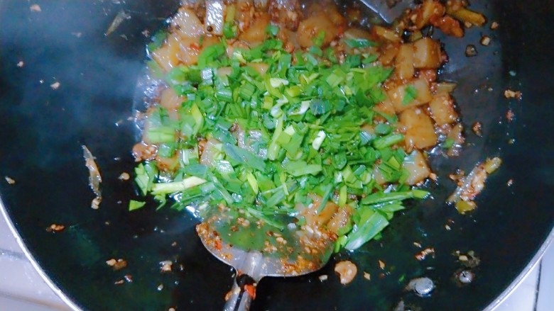 蒜苗凉粉,收水后，加一勺<a style='color:red;display:inline-block;' href='/shicai/ 762'>老抽</a>和蒜苗，翻炒，根据口味加入适量盐。我的豆瓣和<a style='color:red;display:inline-block;' href='/shicai/ 762'>老抽</a>盐足够不需另外加盐