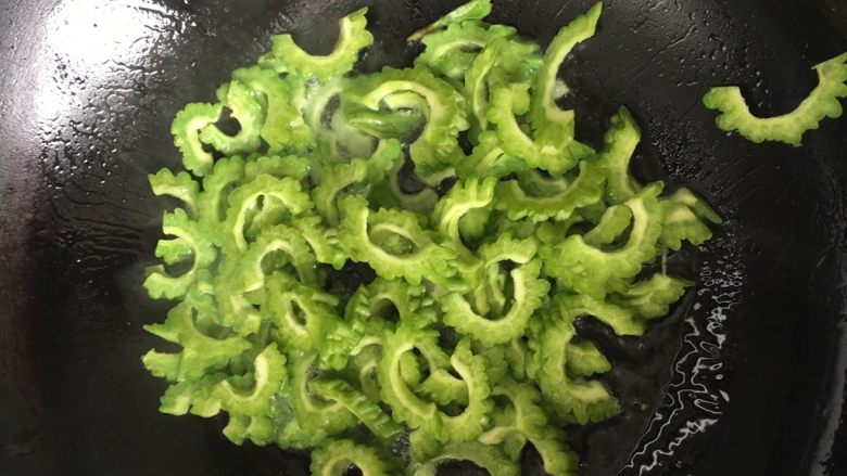 苦瓜煎蛋,倒入苦瓜,翻炒几下,加入适量的盐,炒均匀