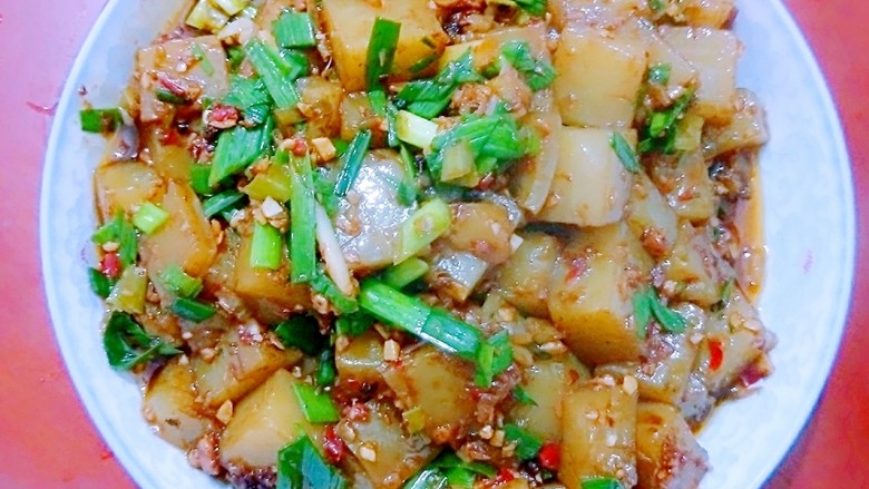 蒜苗凉粉,装盘