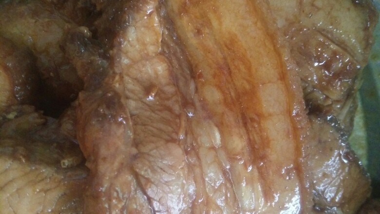 【家乡菜】扣肉,调制好的酱汁和肉搅拌均匀,下锅煮或蒸都可以。
