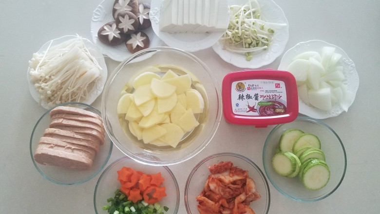 泡菜锅,来张所有材料的全家福,一目了然。