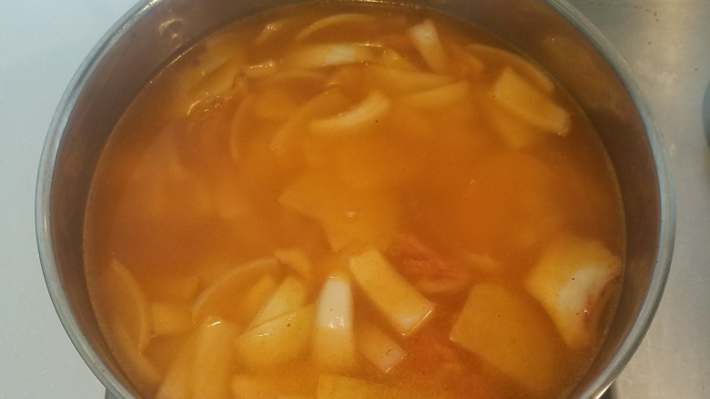 泡菜锅,炒匀后倒入淘米水改成大火加热,如果没事先留出淘米水用清水也可以。