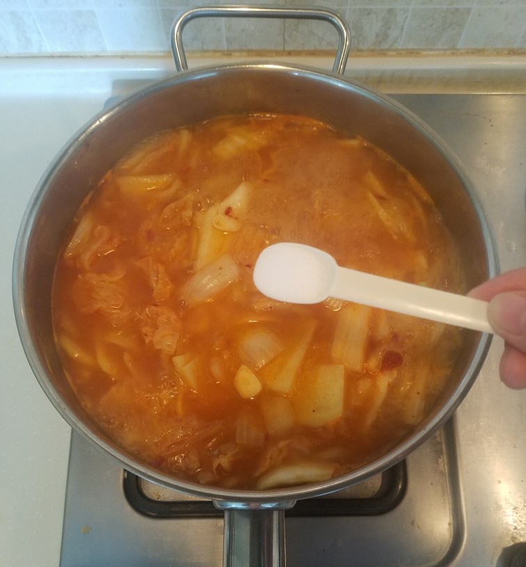 泡菜锅,加入一小勺盐。