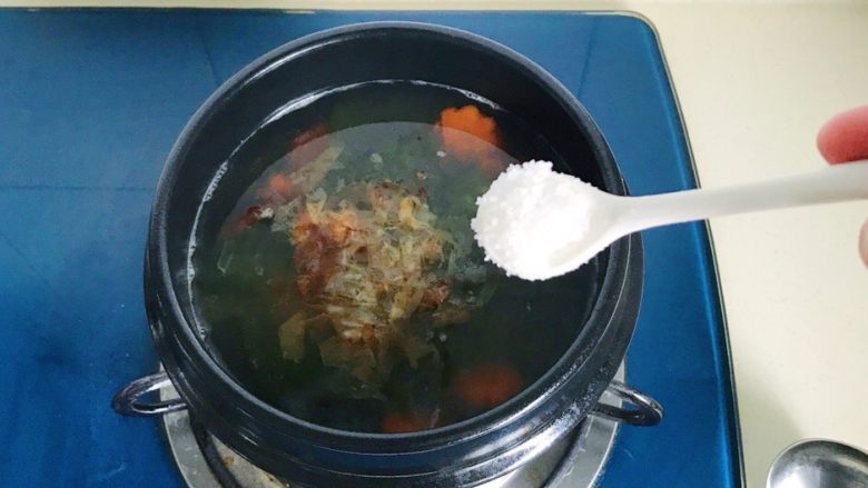 昆布海味清汤,熬个十多分钟,加适量盐调味