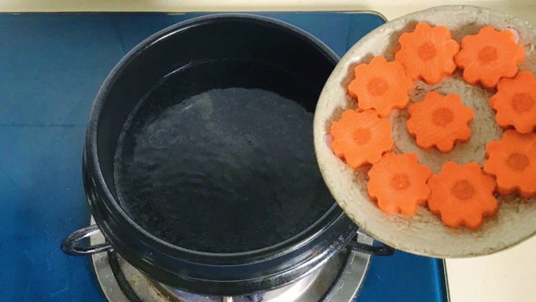 昆布海味清汤,倒入胡萝卜片煮开