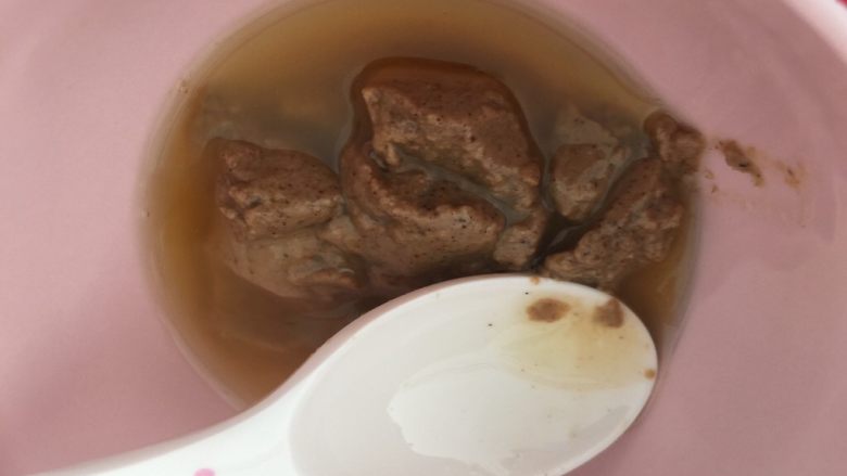 早餐麻酱核桃层层蒸糕,用一干净小碗,放入<a style='color:red;display:inline-block;' href='/shicai/ 701'>芝麻酱</a>