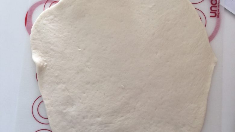 早餐麻酱核桃层层蒸糕,把面团擀成3mm厚的面片,擀成正方形最好