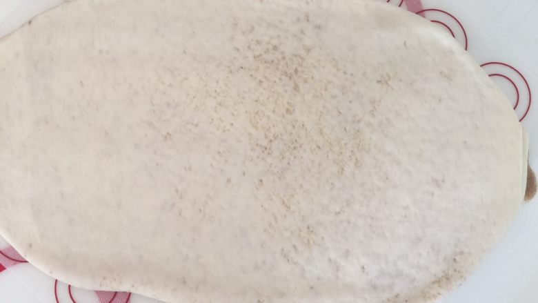 早餐麻酱核桃层层蒸糕,再轻轻擀成方形~
😂我没认真擀…饿还懒