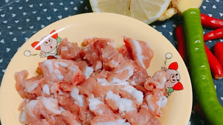 梅花肉煮米粉,猪颈肉也就是梅花肉,瘦肉中夹着少许的肥肉,让肉质更加滑嫩鲜香,切薄片待用