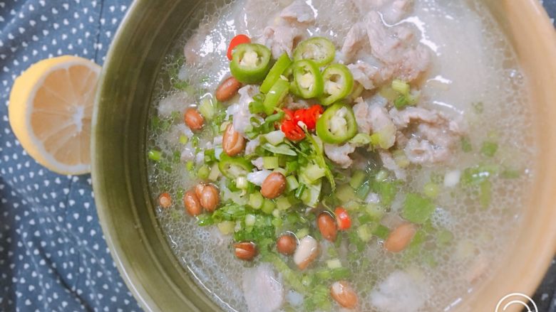 梅花肉煮米粉,依次倒入肉片、青红椒、香葱和花生米，一碗热气腾腾的瘦肉面就做好了，妈妈输液回来吃了这碗连汤都能喝光的粉病已经好了一大半了。