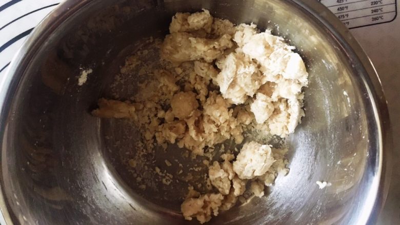 千层芝麻香葱苏打饼干,所有材料混合,用筷子搅成这样的棉絮状在揉,这样好操作