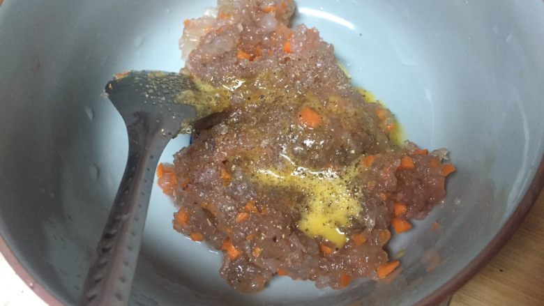 四色虾丸,肉糜胡萝卜丁加蛋液,盐,胡椒粉拌匀,朝一个方向搅打上劲。