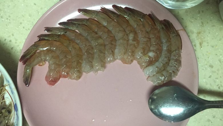 四色虾丸,鲜虾洗净,去头,剥壳。