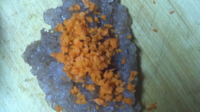 四色虾丸,洗净的虾肉剁碎,加入胡萝卜丁
