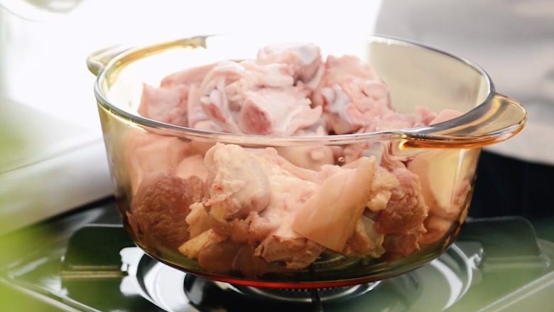 养颜美食之红烧猪蹄,倒入清水,淹没过<a style='color:red;display:inline-block;' href='/shicai/ 413'>猪蹄</a>