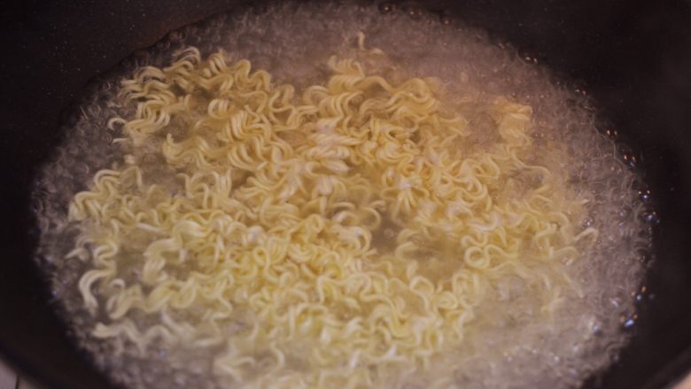 炒方便面,锅中水烧开,放入面饼煮3分钟。