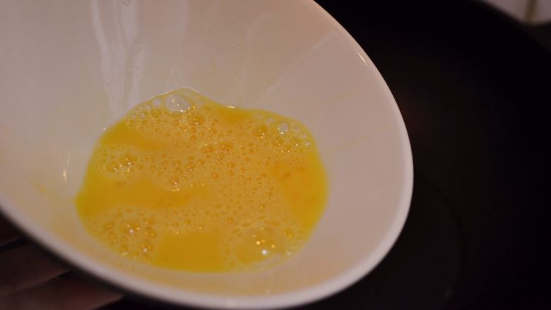 炒方便面,锅中油烧热,倒入蛋液。