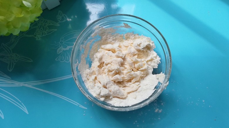 西红柿鸡蛋珍珠面,40克面粉里加入20克清水,用筷子搅拌成絮状
