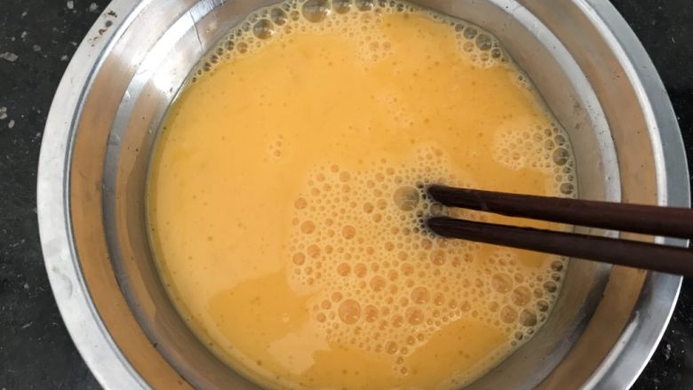 绿色美食~苦瓜炒蛋,打散备用
