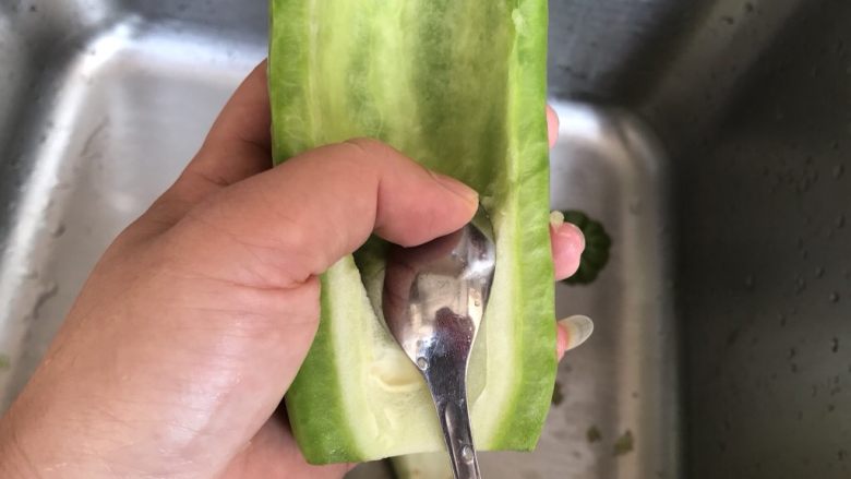 绿色美食~苦瓜炒蛋,用勺子把中间白色部分刮掉