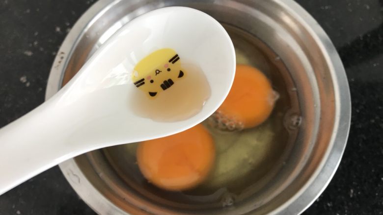 绿色美食~苦瓜炒蛋,加入少许<a style='color:red;display:inline-block;' href='/shicai/ 718'>料酒</a>