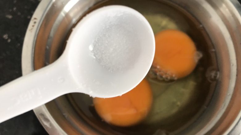 绿色美食~苦瓜炒蛋,加入少许盐
