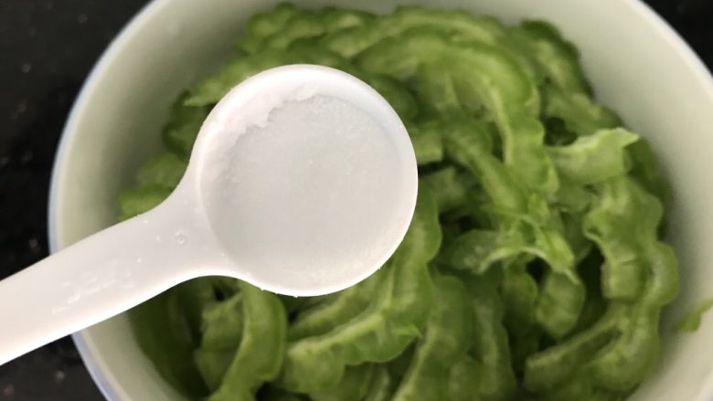 绿色美食~苦瓜炒蛋,加少许盐,翻拌均匀腌制5分钟,去除苦味