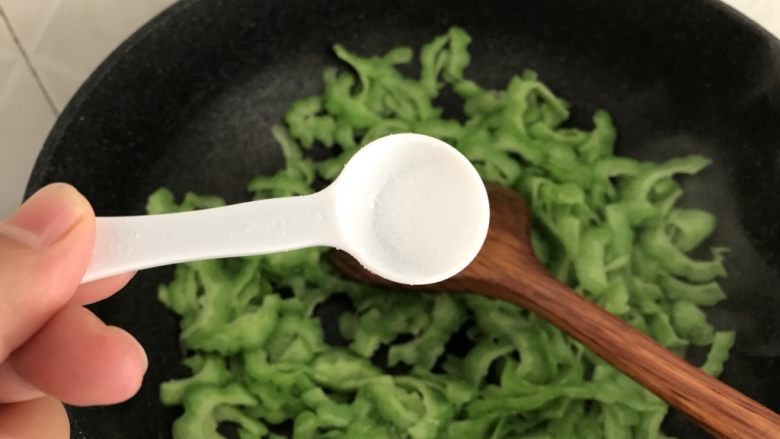 绿色美食~苦瓜炒蛋,加入少许盐,翻炒均匀