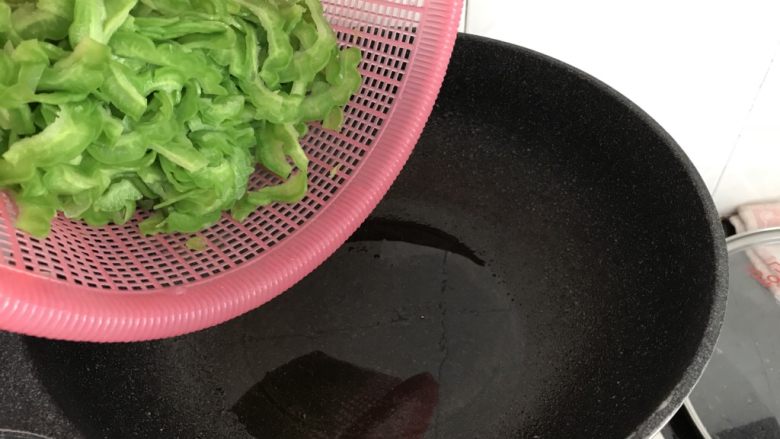 绿色美食~苦瓜炒蛋,再次热锅下油,把苦瓜倒入翻炒