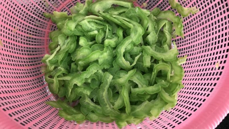 绿色美食~苦瓜炒蛋,捞出来沥干水分