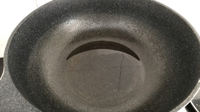 绿色美食~苦瓜炒蛋,热锅下油