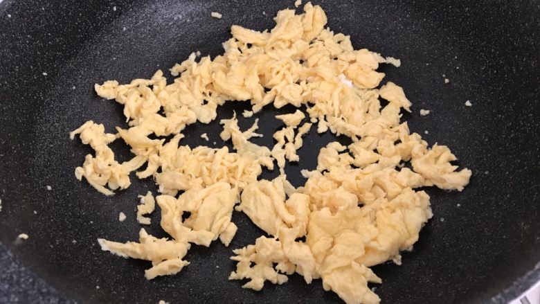 绿色美食~苦瓜炒蛋,盛出备用