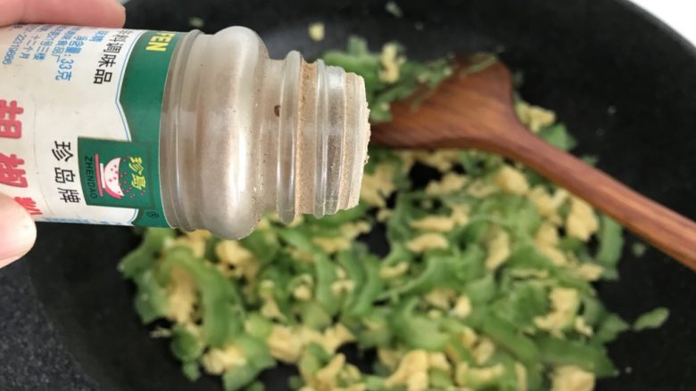绿色美食~苦瓜炒蛋,出锅前洒少许胡椒粉调味,就ok了!