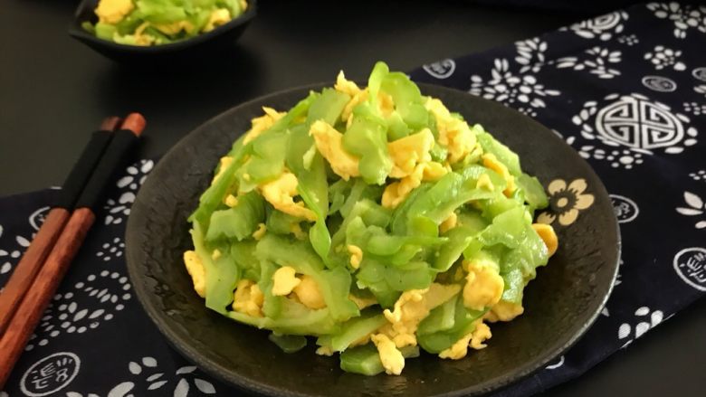 绿色美食~苦瓜炒蛋,苦瓜不苦哟!
