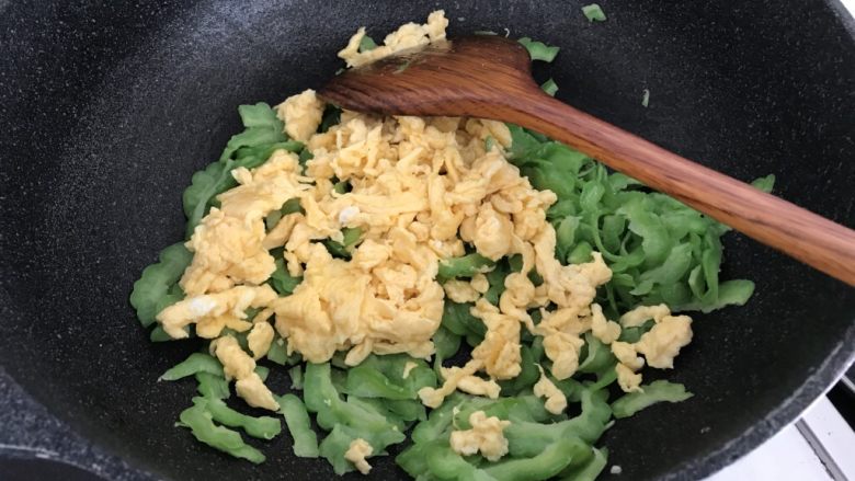 绿色美食~苦瓜炒蛋,加入鸡蛋,翻炒约一分钟