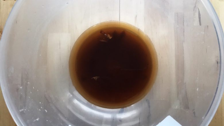 免揉黑糖干果软欧包,黑糖溶于热水。我用了玫瑰黑糖,因此还能看到花瓣