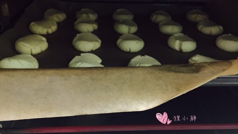 玛格丽特饼干,烤箱提前预热,165度左右烤18-20分钟,边缘微黄上色即可,每家烤箱有差异,具体情况稍微调节一下