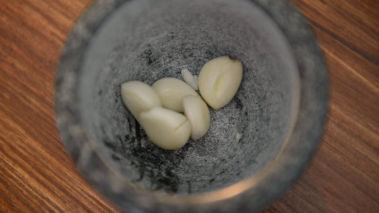 生猛海鲜之油焖大虾,准备好五颗大蒜,捣碎成蒜蓉