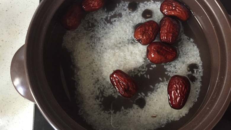 一锅出早餐,把大米、红枣、桂圆加入砂锅中,加入适量水