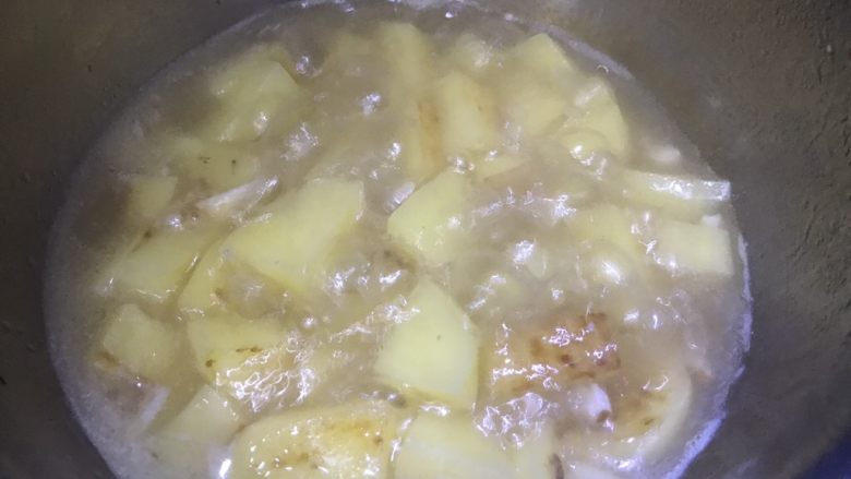 红腐乳焖土豆,将其倒入受热快的小锅,加适量水