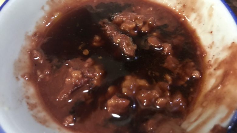 红腐乳焖土豆,将腐乳按碎，倒入<a style='color:red;display:inline-block;' href='/shicai/ 788'>生抽</a>和<a style='color:red;display:inline-block;' href='/shicai/ 762'>老抽</a>拌匀