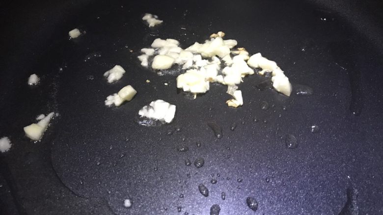 红腐乳焖土豆,锅中放油,倒入蒜末爆香