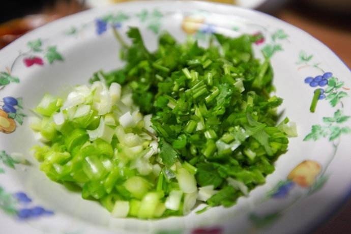 香辣干锅虾,加入适量的调味剂、盐、蒜,香菜可在准备出锅的时候加入即可。