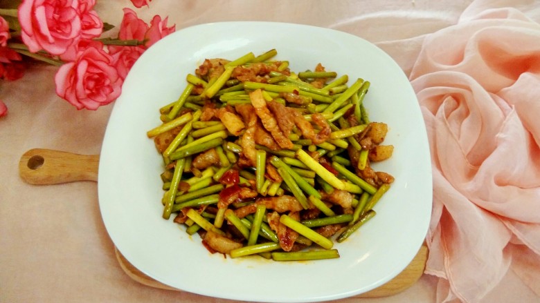 绿色美食+蒜苔炒肉丝,美味上桌,可以下饭、可以佐酒,真的不错噢。
