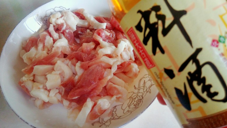 绿色美食＋蒜苔炒肉丝,腌制肉丝：在肉丝中，加入10克<a style='color:red;display:inline-block;' href='/shicai/ 718'>料酒</a>